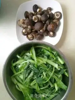 Make Little cabbage mushroom pork dumplings step 1