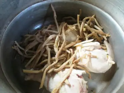 Make Chicken leg soup step 1