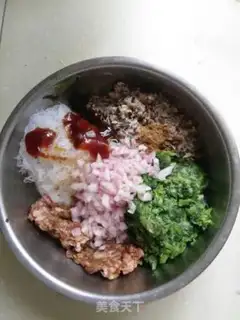 Make Little cabbage mushroom pork dumplings step 3