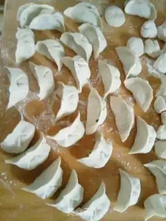 Make Little cabbage mushroom pork dumplings step 5