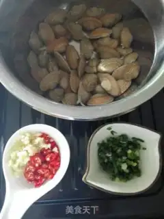 Make Spicy clams step 1
