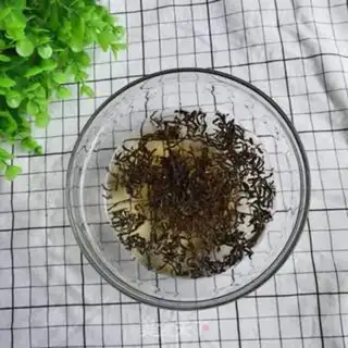 Make Homemade tea and milk step 1