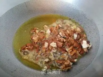 Make walnut fried fish balls step 3