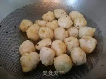Make walnut fried fish balls step 4