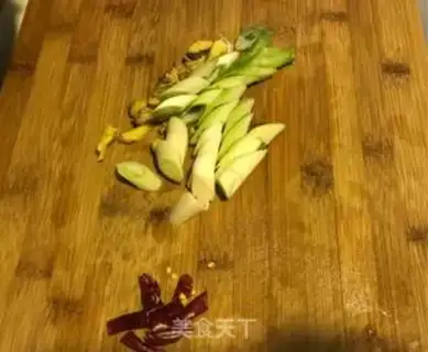 Make Sour and lamb green bean noodles step 1