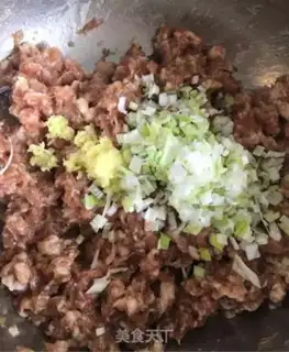 Make Celery pork dumplings step 2