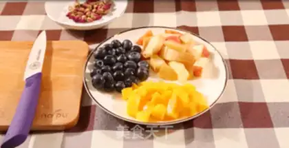 Make Rose oatmeal fruit tea step 0