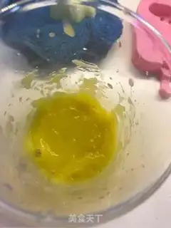 Make Delicious fruit yogurt popsicles step 1