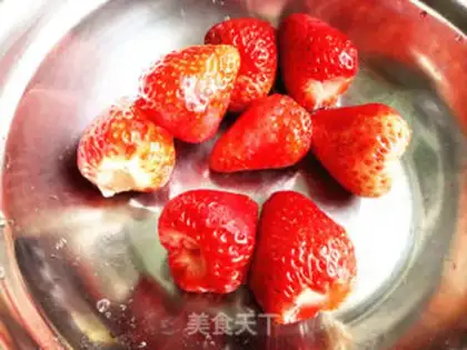 Make Strawberry shakes step 1