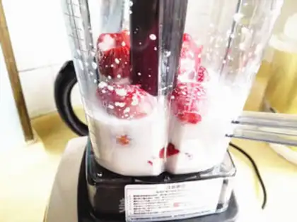 Make Strawberry shakes step 2