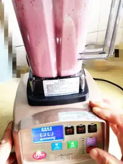 Make Strawberry shakes step 3