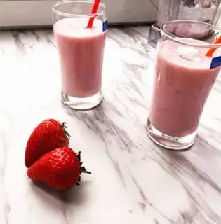 Make Strawberry shakes step 4