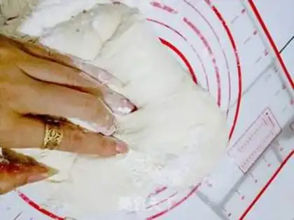 Make Onion pepper salt rolls step 8