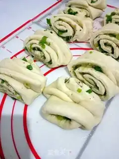 Make Onion pepper salt rolls step 14