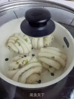Make Onion pepper salt rolls step 16