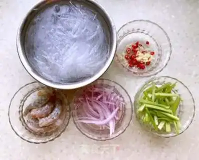 Make Shrimp fan salad step 0