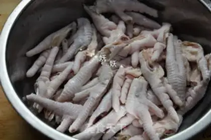 Make Frozen chicken feet step 1