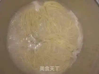 Make Godmother mixed noodles step 1