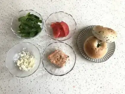 Make Spinach salmon sandwich step 1