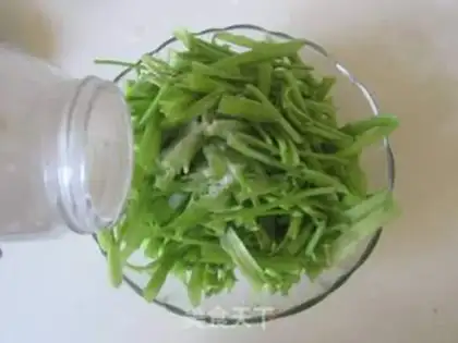Make Squeeze and cut the cabbage step 1