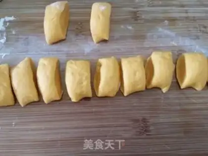 Make Pumpkin Lotus roll step 3