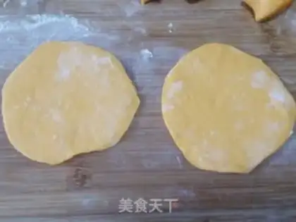 Make Pumpkin Lotus roll step 4