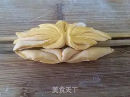 Make Pumpkin Lotus roll step 9