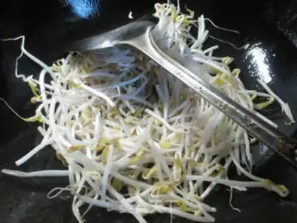 Make Chicken caterpillar and green bean sprouts step 1