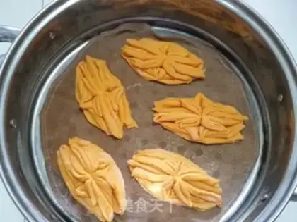 Make Pumpkin Lotus roll step 11