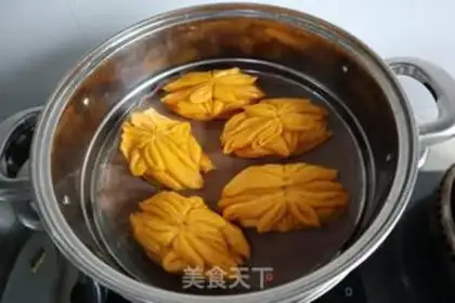 Make Pumpkin Lotus roll step 12