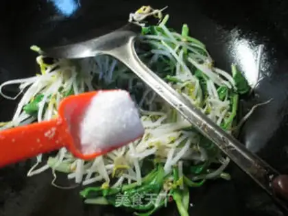 Make Chicken caterpillar and green bean sprouts step 3