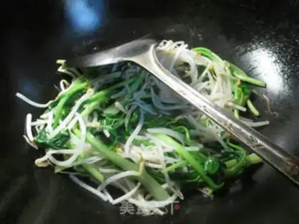 Make Chicken caterpillar and green bean sprouts step 5