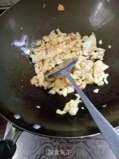 Make Scrambled eggs for quick tomatoes step 1