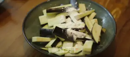 Make Bean sauce, pork and eggplant step 2