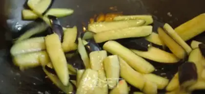 Make Bean sauce, pork and eggplant step 3