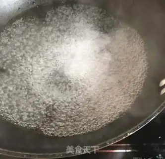 Make Tomato gravy meatball spinach noodles step 1
