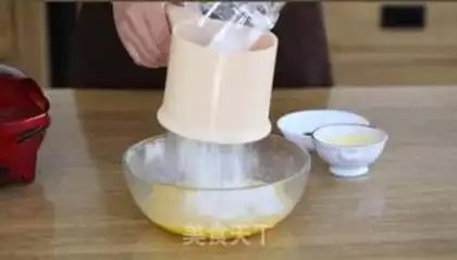 Make Souffle corn sesame egg rolls step 1