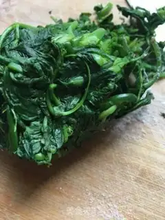 Make Tomato gravy meatball spinach noodles step 4