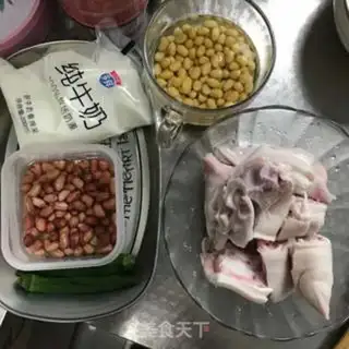 Make Milky beans, pig hoof step 0