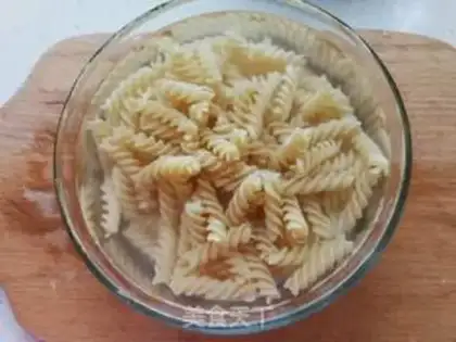 Make Shrimp platinum fried pasta step 4