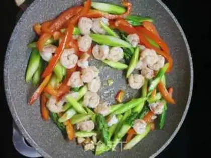 Make Shrimp platinum fried pasta step 9