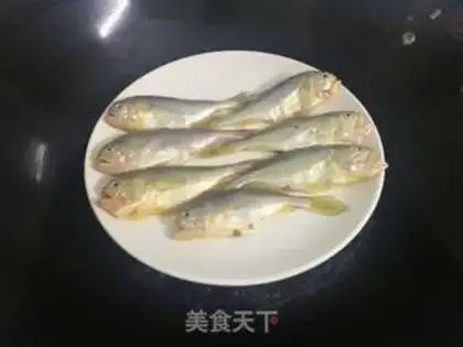 Make Little yellow fish step 4