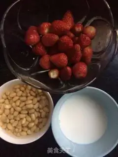 Make Strawberry soy milk step 1