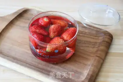 Make Strawberry appleade step 1