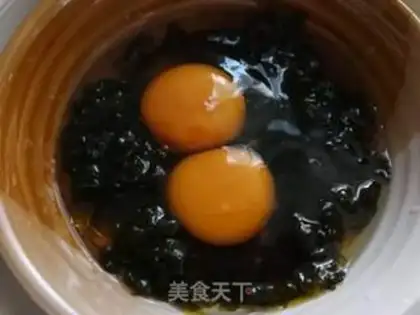 Make Water and eggs in the lichen step 2