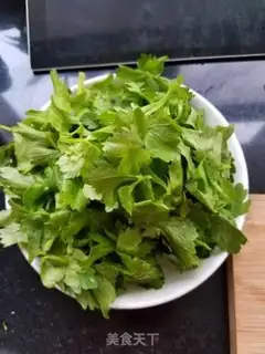 Make Eggs and celery leaves step 0