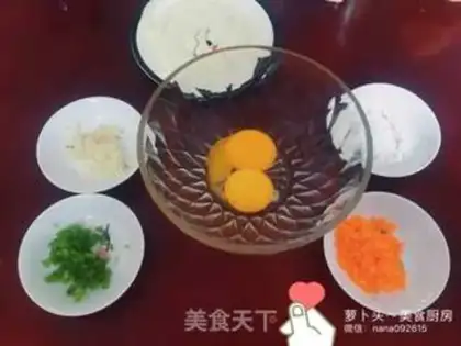 Make Onion egg and vegetable pie step 1