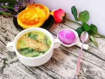 Make Spinach omelet soup step 1