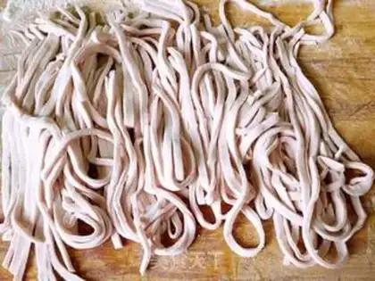 Make Pyramid blue-juice hotpot noodles step 5