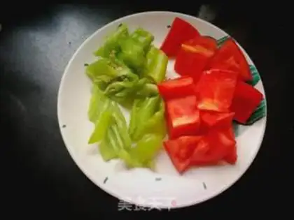 Make Tomato pepper fried eggs step 1